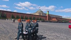 Красная площадь 28.06.2025 вручение дипломов МЧС (выпускника несут без сознания 25:20)