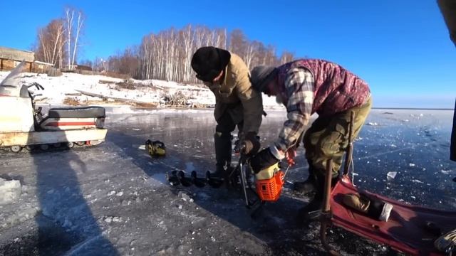 КАК НАМ С ДЯДЬ ТОЛЕЙ ЛЮТО НЕ ФАРТИЛО.. ПРИКЛЮЧЕНИЯ С БЕНЗОПИЛАМИ. ЗИМНЯЯ РЫБАЛКА ✔️ смотреть онлайн