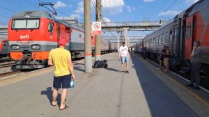 Два поезда на одной платформе! Один едет в КИСЛОВОДСК, а второй на НОВЫЙ УРЕНГОЙ. Станция Тюмень!