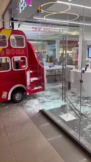 В Подмосковье дети угнали детский автобус и снесли витрину ТЦ. Двое малышей (7–8 лет) залезли смотреть онлайн