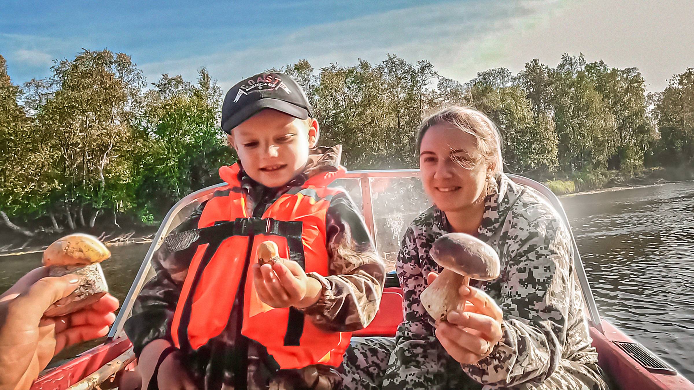 ЗАШЛИ В ЛЕС И ОБАЛДЕЛИ. СОБИРАЕМ ГРИБЫ ПО РЕЧНЫМ ОСТРОВАМ. ВСЕЙ СЕМЬЁЙ СОБИРАЕМ ГРИБЫ. смотреть онлайн