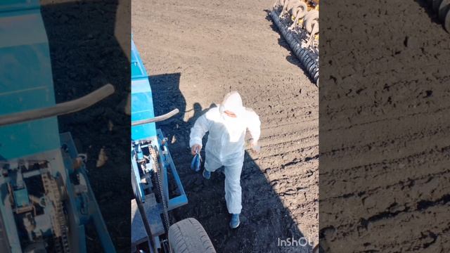 окончание посевной 2025 года у д. Серёжи. И я там был. Было трудно но справились.