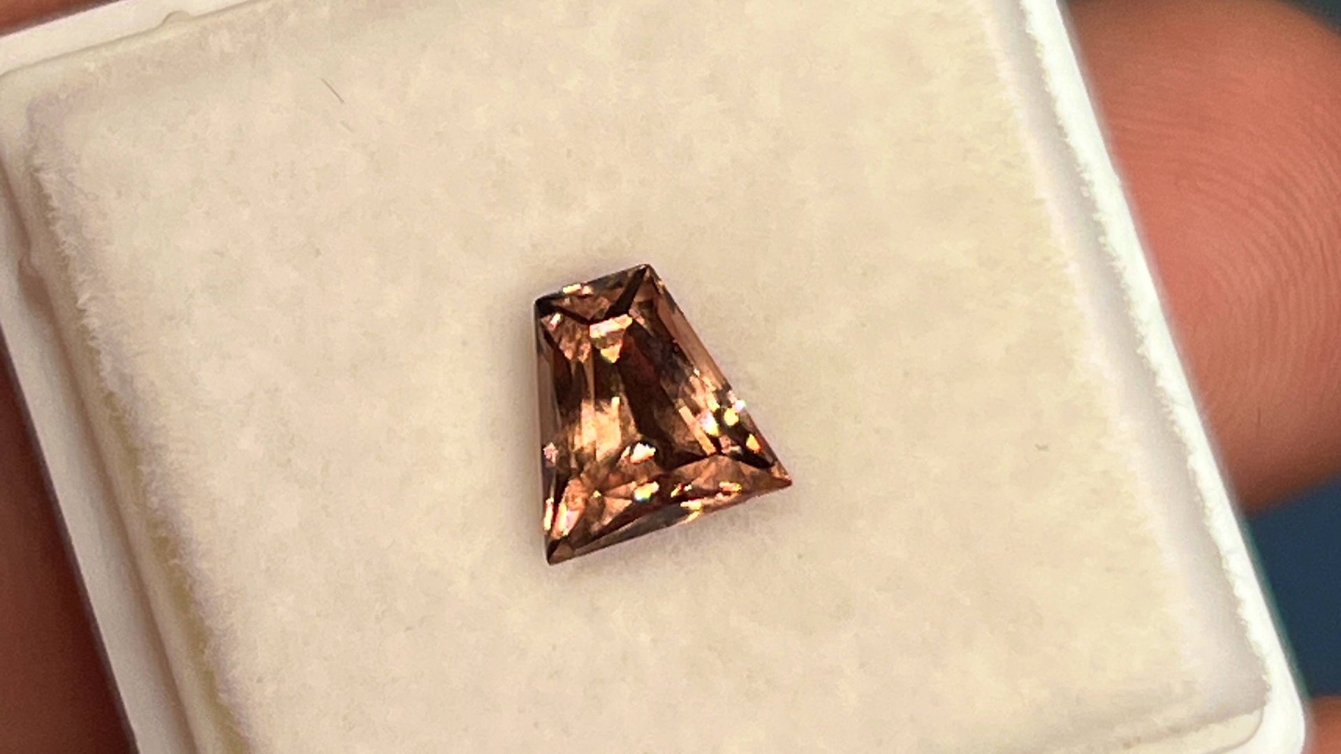 Гранат "Смена Цвета" 1.30 карат смотреть онлайн