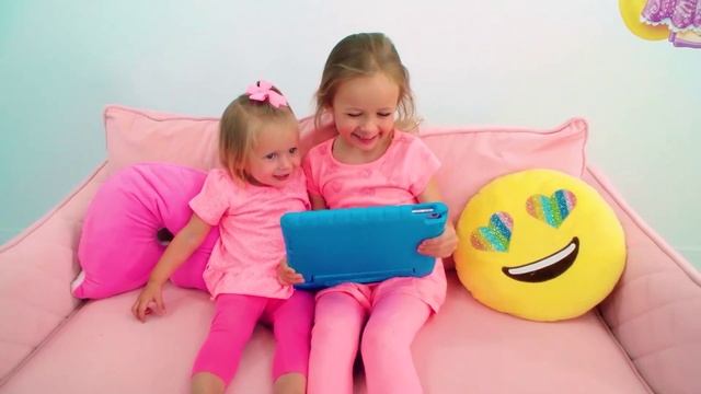 Веселая игра "Бей крота" на пляже с Майей и Машей смотреть онлайн