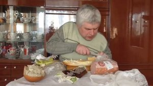 Геннадий Горин кушает бутерброд в вечерний ужин
