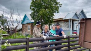 ЖИВЁМ В ДЕРЕВНЕ/РОДСТВЕННИКИ ПОМОГАЮТ ВОССТАНАВЛИВАТЬ ДЕРЕВЕНСКИЙ ДОМ/БРАТ ГОТОВИТ УХУ В КАЗАНЕ