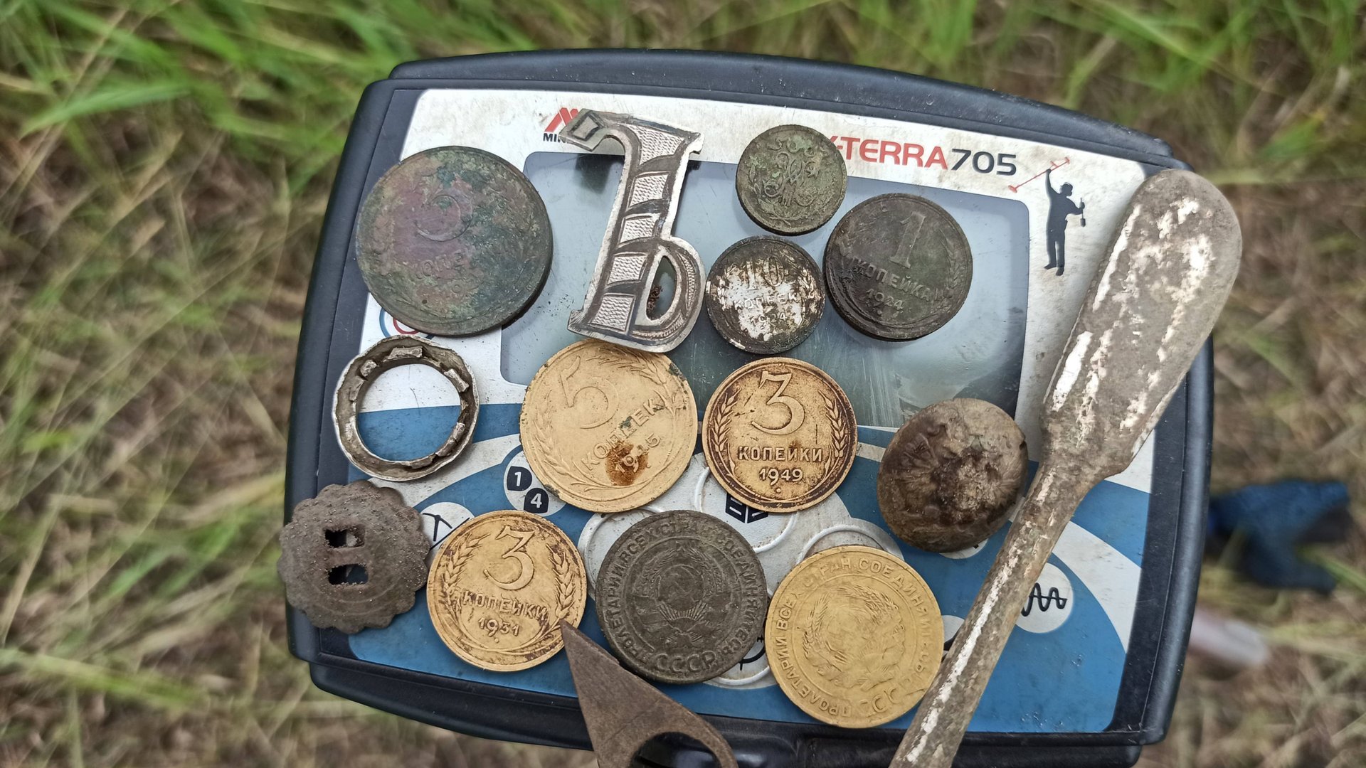 Копаю монеты на нетронутом месте. 5 копеек 1945 г. Серебро порадовало. смотреть онлайн