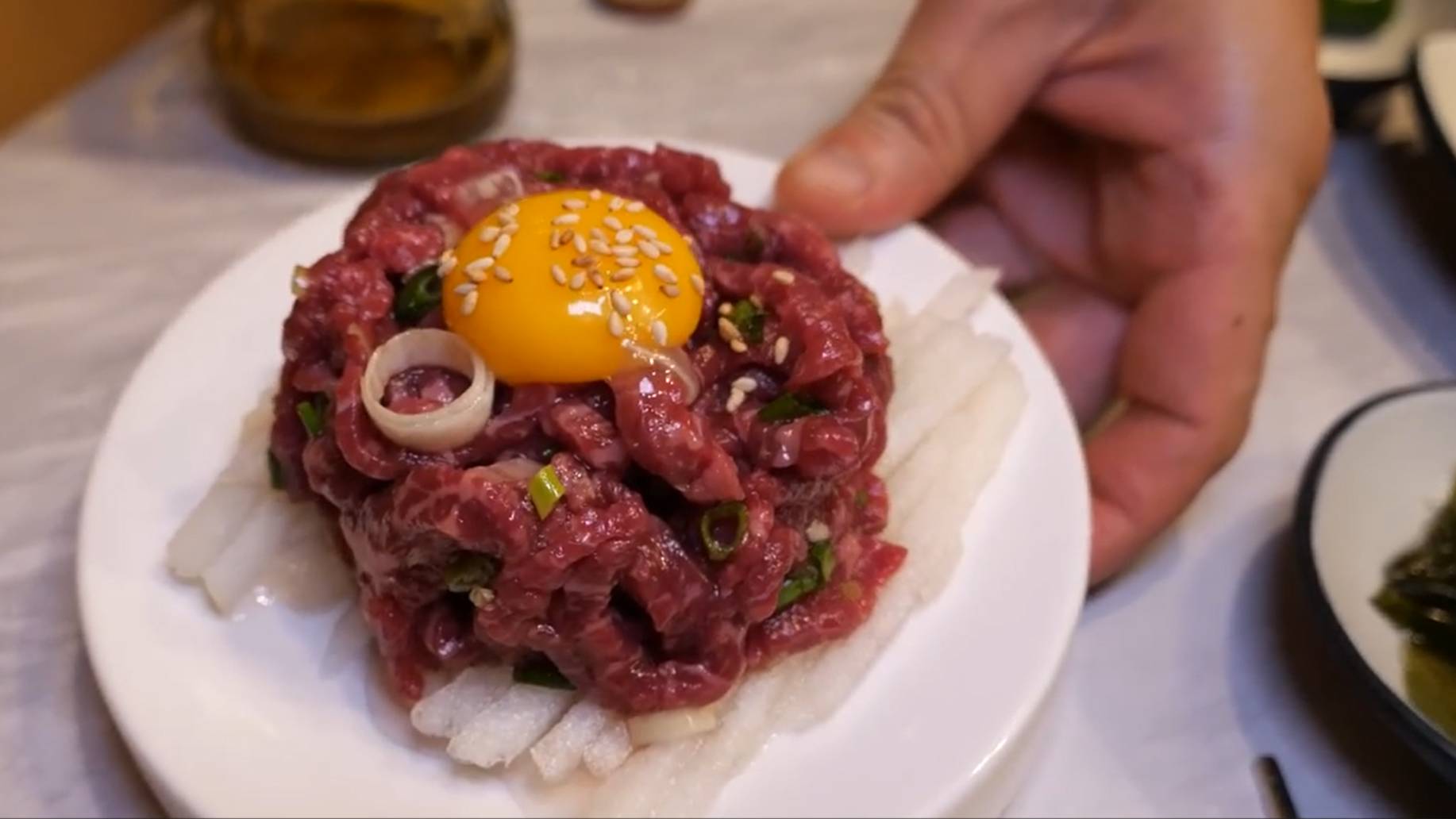 Корейский стритфуд: Мясное барбекю, которое взорвет твои вкусовые рецепторы! #чтоедятвкорее #еда смотреть онлайн