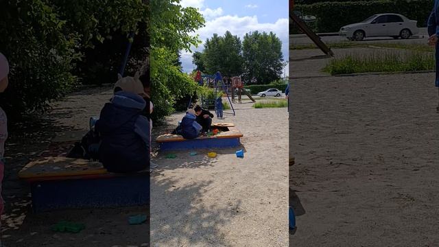 Встретились с частным садиком на детской площадке смотреть онлайн