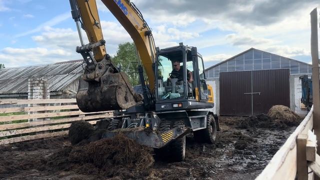 Летние денечки на ферме! Провалилась с телегой сенажа! Занимаемся ремонтом техники! смотреть онлайн