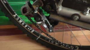 Цепь цокает при езде на велосипеде и хочет перескочить на другую звезду почему?