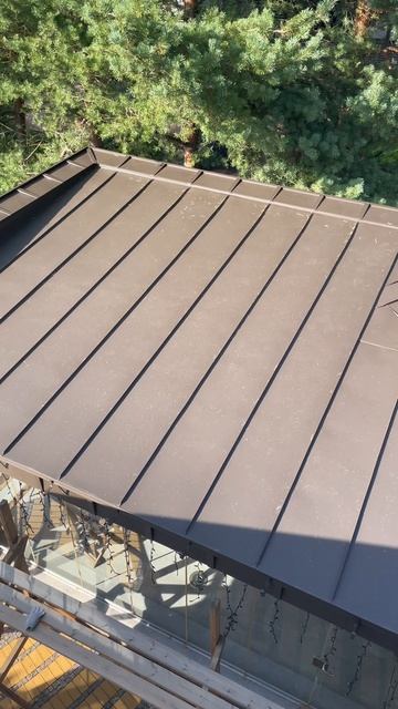 Зашивка металлом объемной рейкой на парапетах и на лобовой, обход печной трубы, вклепка под #Vilpe