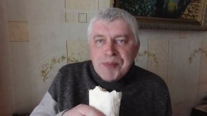 Геннадий Горин кушает пиццу и шаурму