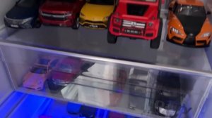 Марк находит маленькие и большие машины по всему дому.