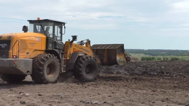 Невероятно брутальный  Lonking CDM856G AGRI фронтальный погрузчик.