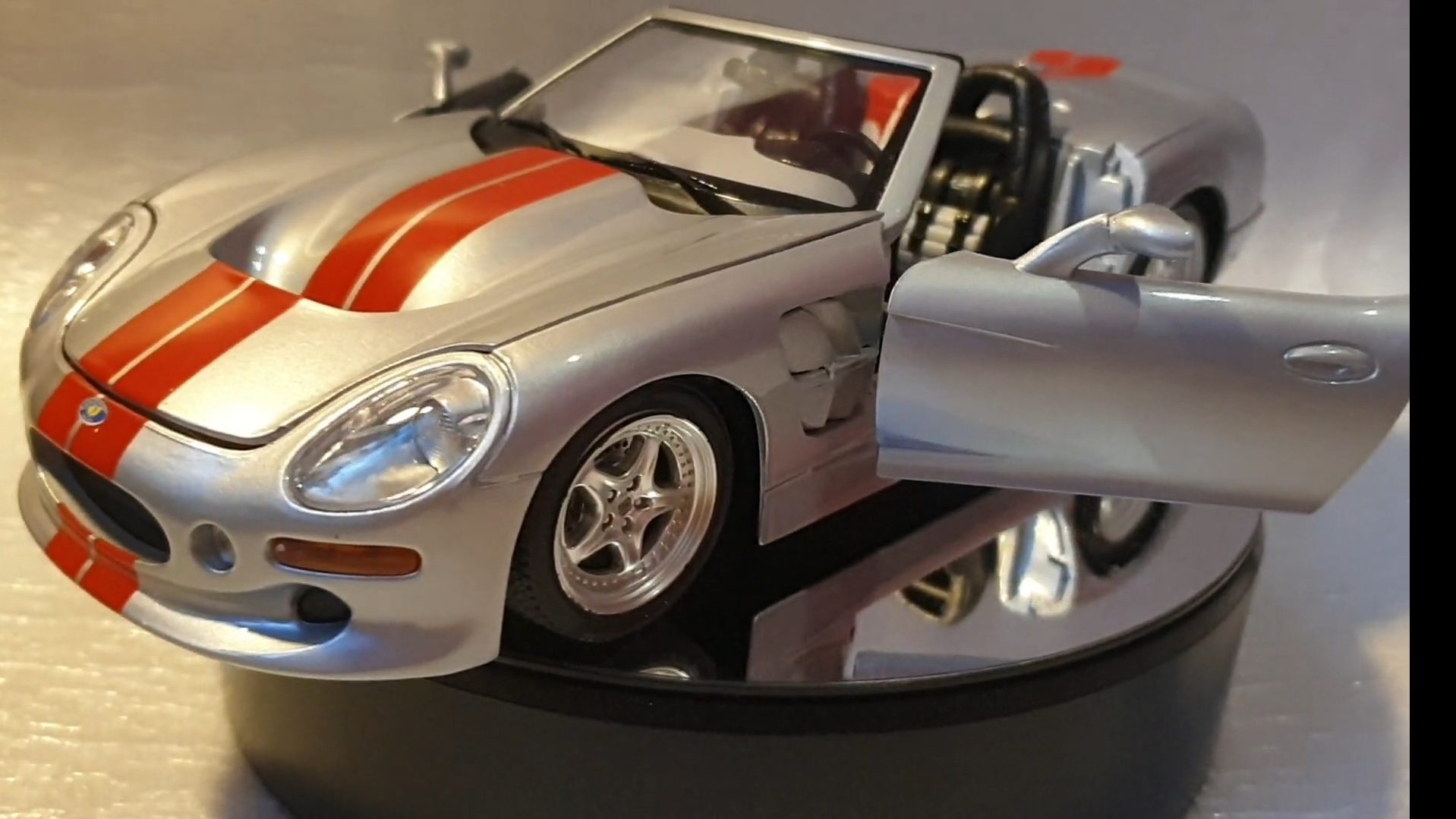 Shelby Series 1 Bburago 1/18, 1999 смотреть онлайн