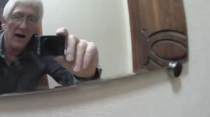 Как повесить зеркало без рамы на стену?