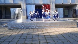 Танец "У моей России длинные косички"