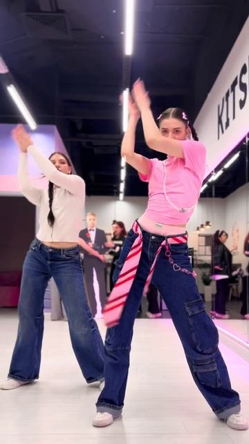 Сколько хореографов KITSUNE K-POP вы видите на видео?