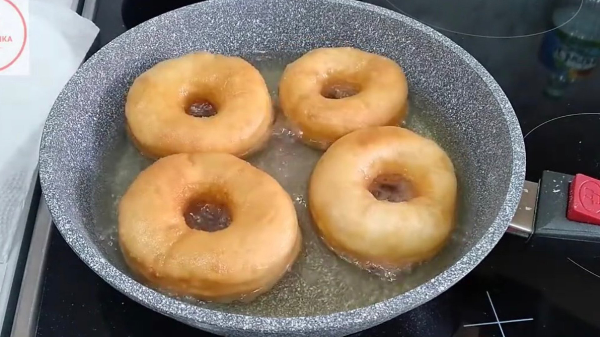 Пончики в домашних условиях жареные в масле / Как приготовить пышные пончики на молоке и дрожжах смотреть онлайн