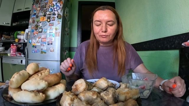 Минтай жареный, гречка, пироги с яблоками. Мукбанг. Домашняя еда смотреть онлайн