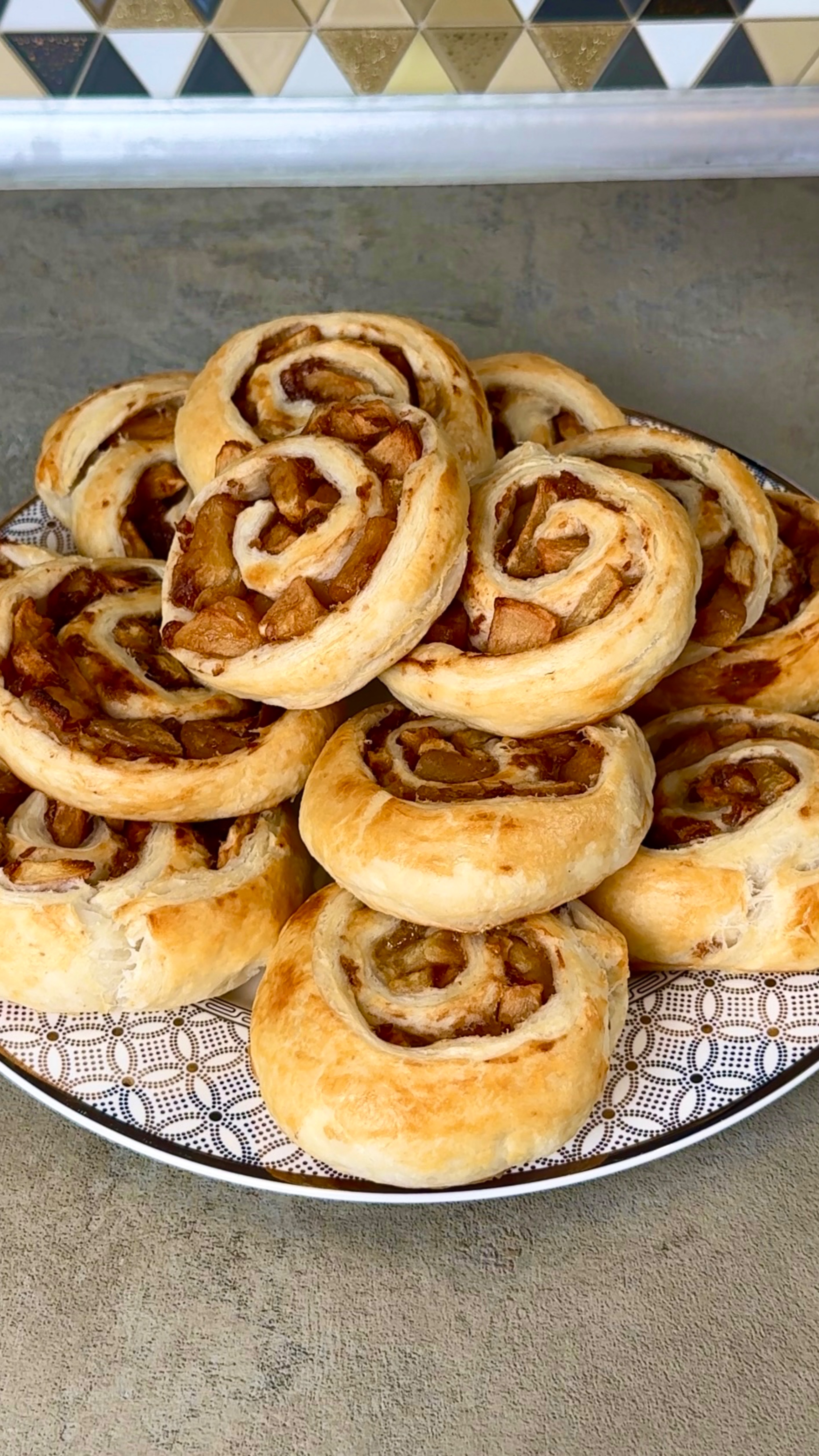 Улитки с яблоками и корицей