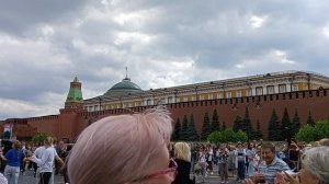 Красная площадь Москва.Песни военных лет, люди танцуют, создана атмосфера Парада Победы 24 июня 1945