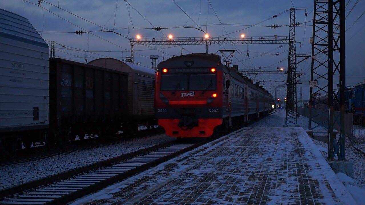 Электропоезд ЭД9Э-0057. Отправление. смотреть онлайн