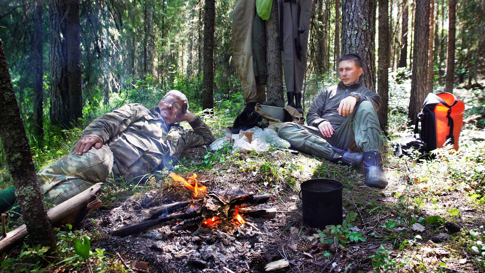 С БАТЕЙ ЗА ХАРИУСОМ. НОЧУЕМ В ТАЙГЕ. СОЛЁНЫЙ ХАРИУС НА УЖИН. ЛЕСНАЯ РЕКА