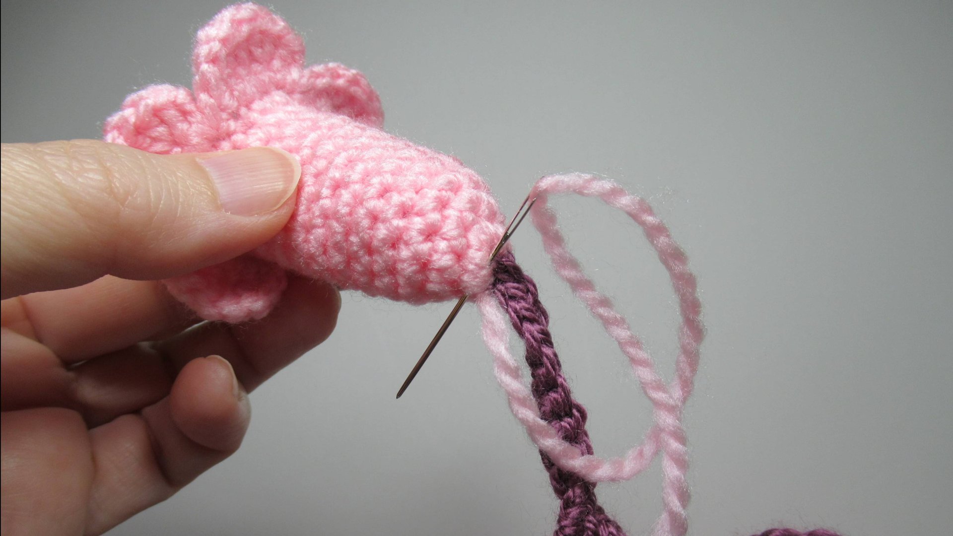 Как пришить цветочек к шарфику. Заключительное видео по созданию вязаного шарфика смотреть онлайн