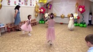 Танец девочек на выпускном утреннике в ДОУ