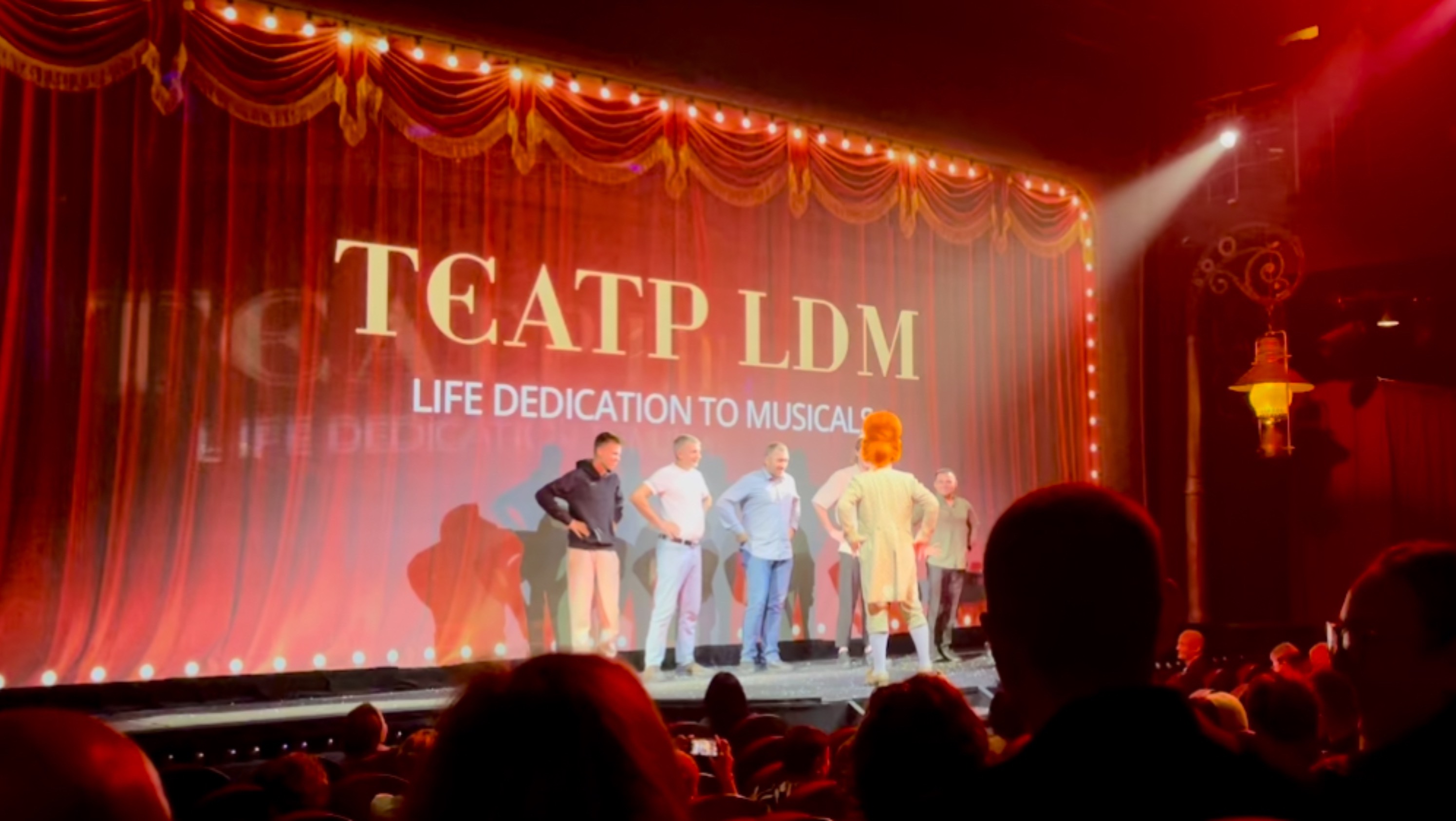 Театр ЛДМ, новая сцена. В антракте зрителям скучать не дают