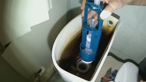 Новая запорная арматура в старый бачок унитаза.