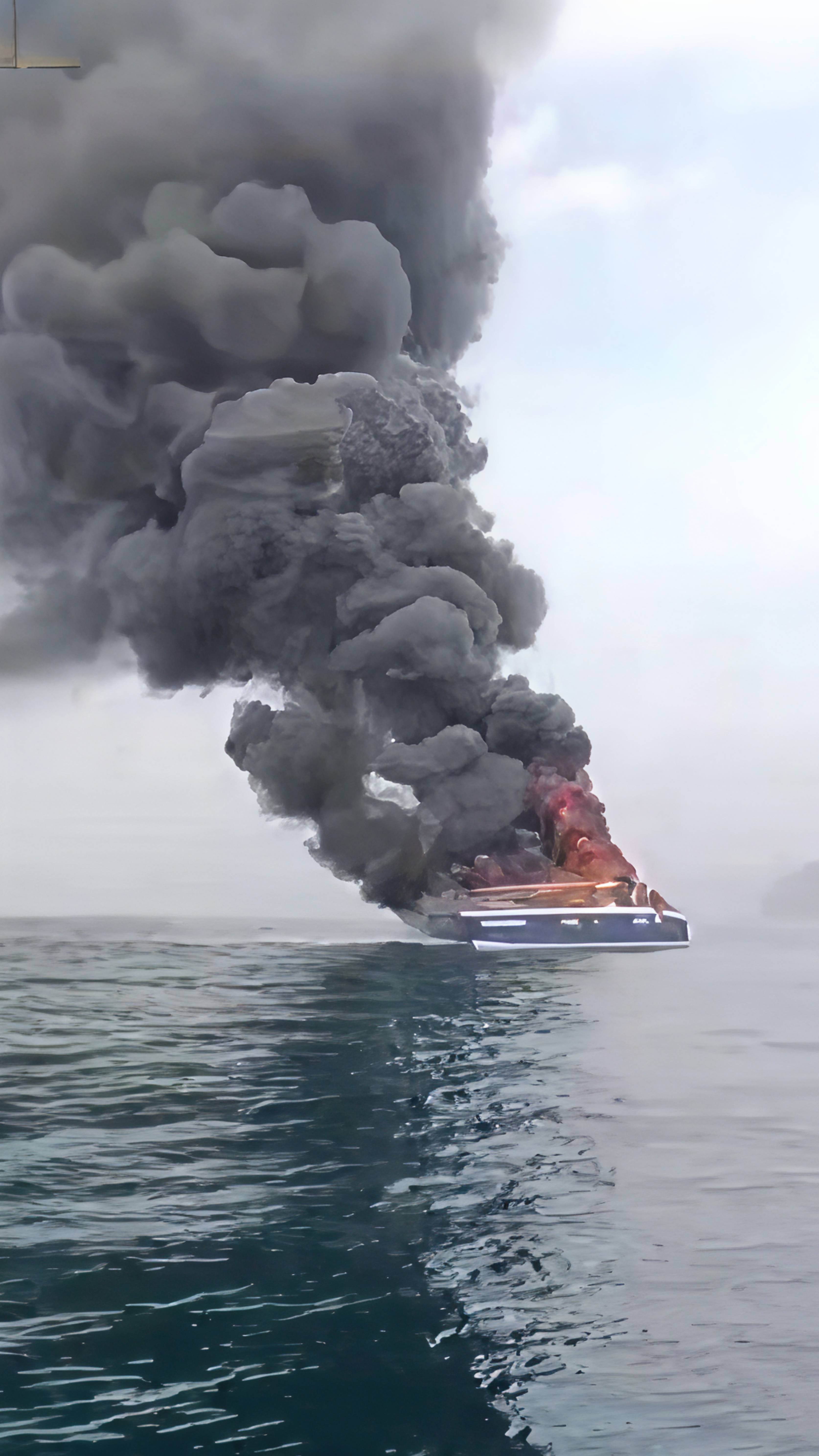 Туристический катамаран, загоревшийся у берегов Владивостока, взорвался и затонул😱