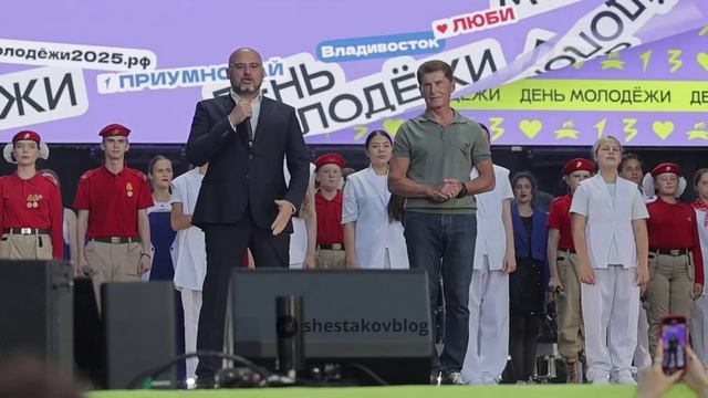 50 000 человек, море эмоций и зажигательный финал: как Владивосток отметил День молодежи смотреть онлайн