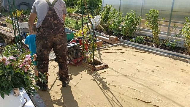 Артём помогает папе🚀 смотреть онлайн