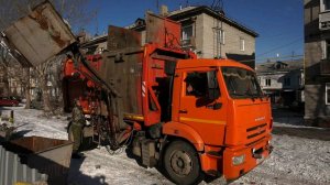 Мусоровоз КО-440-7 на шасси КамАЗ-43253-R4 (Т 522 СХ 55). / Kamaz garbage truck.