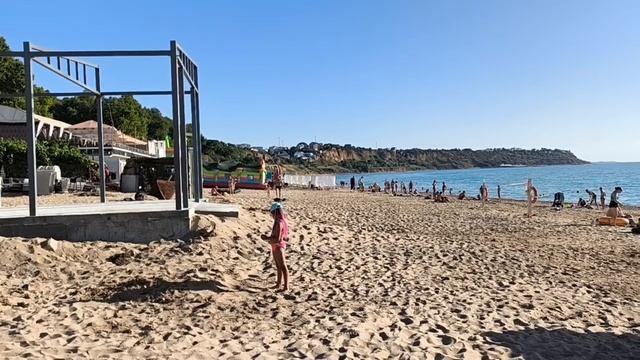 Севастополь. Прогулка по парку и пляжу Учкуевка. Почему никто не купается? смотреть онлайн