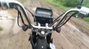 Покатушки с мопедом ,( мотоцикл) 72 кубов преодолевает грунтовой дороги