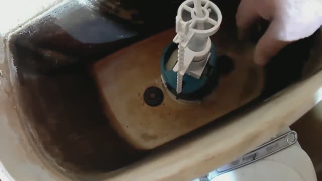 Как правильно собрать бачок унитаза. смотреть онлайн