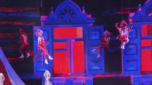 Танцовщицы в кокошниках и на метлах зажгли во время песни «Плывет веночек»