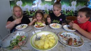 мукбанг молодая картошка и сардельки