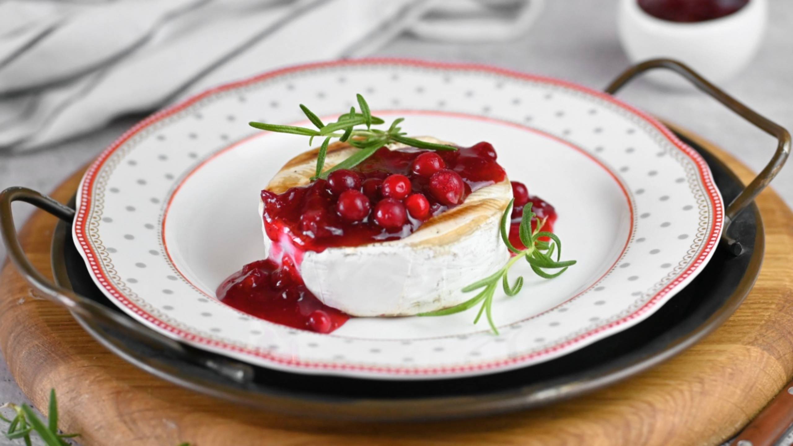 Закуска из сыра Камамбер с брусничным соусом смотреть онлайн