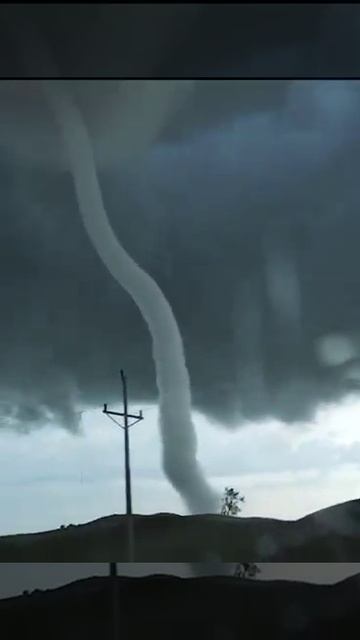 Страшно, вырубай: в США заметили «танцующий» торнадо. В Южной Дакоте смерч извивался смотреть онлайн