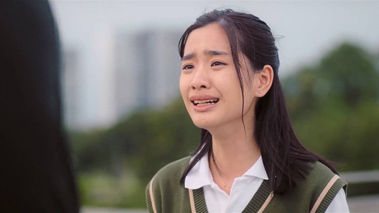 Девушка начинает искать свою пропавшую сестру, но на пути у нее появляется много жутких препятствий смотреть онлайн