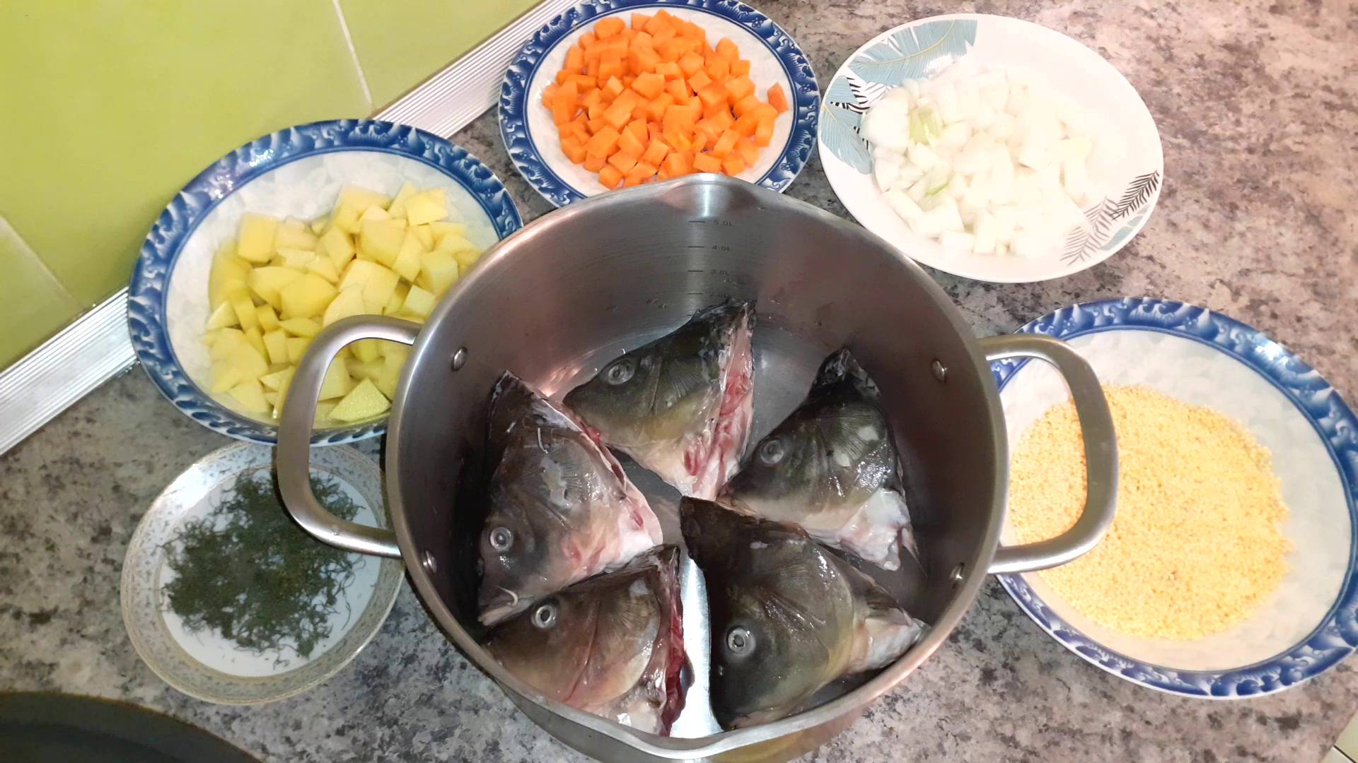 ЧТО ПРИГОТОВИТЬ НА ОБЕД? РЕЦЕПТ ВКУСНОГО РЫБНОГО СУПА. СУП ИЗ ГОЛОВ КАРПА. смотреть онлайн