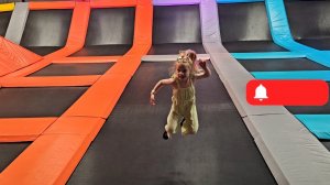 Лилли vs старший брат в батутном центре