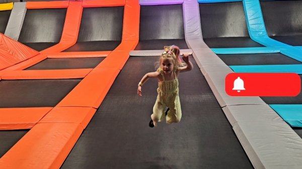 Лилли vs старший брат в батутном центре