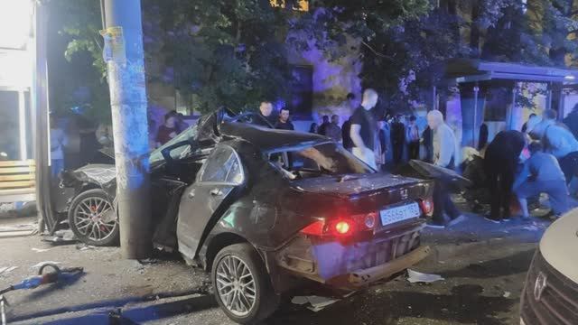 Автомобиль влетел в остановку, на которой стояли люди в Нижнем Новгороде. Погибли две женщины. смотреть онлайн