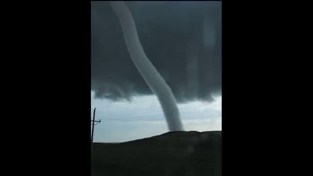 Жители Южной Дакоты сняли на видео кадры с необычным смерчем смотреть онлайн